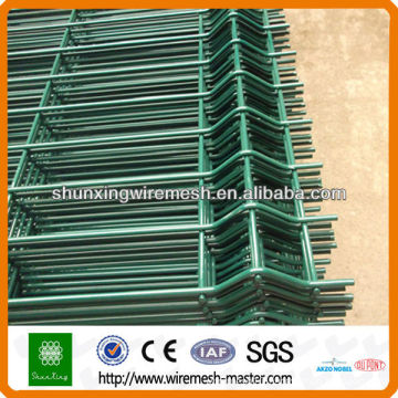 Powder sprayed welded wire mesh fencing